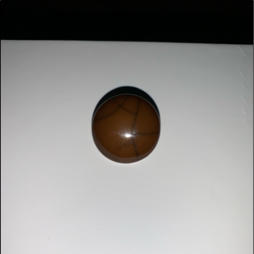 18mm brown crackled snap.  Fits findings in closet